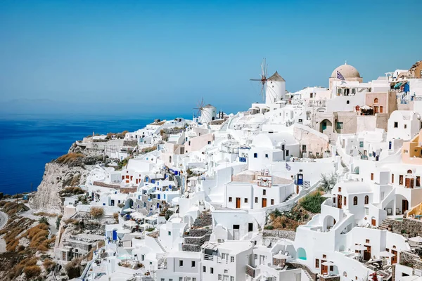 Santorini Oia Grekland Europa, solnedgång vid den vita byn Oia Santorini med gamla blå och vita grekiska kyrkor i skymningen — Stockfoto