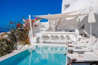 Oia Santorini Yunanistan 15 Eylül 2017, Yunan Adası Santorini 'de sonsuz havuzlu lüks oteller