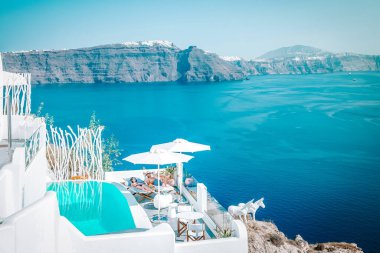 Oia Santorini Yunanistan 15 Eylül 2017, Yunan Adası Santorini 'de sonsuz havuzlu lüks oteller