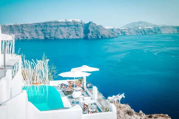Oia Santorini Grecja 15 września 2017, luksusowe hotele z basenem infinity na greckiej wyspie Santorini — Zdjęcie stockowe