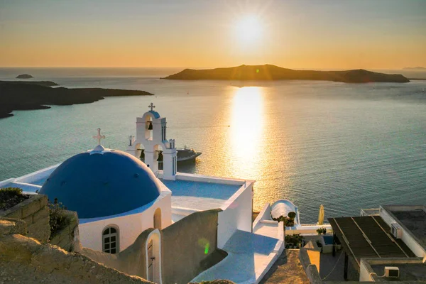 Santorini Oia Grecja Europa, zachód słońca w białej wiosce Oia Santorini ze starymi niebiesko-białymi greckimi kościołami o zmierzchu — Zdjęcie stockowe