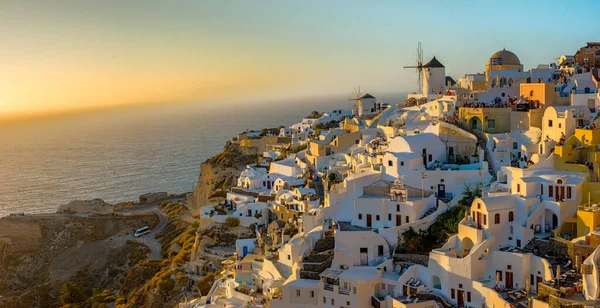 Santorini Oia Grecia Europa, tramonto al villaggio bianco di Oia Santorini con antiche chiese greche bianche e blu al tramonto — Foto Stock