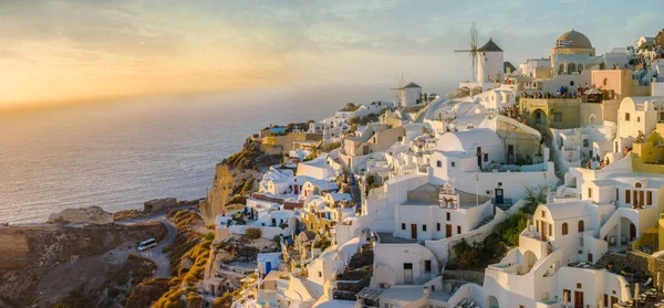 Santorini Oia Grecja Europa, zachód słońca w białej wiosce Oia Santorini ze starymi niebiesko-białymi greckimi kościołami o zmierzchu — Zdjęcie stockowe