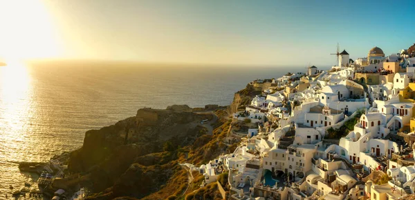 Santorini Oia Grecia Europa, tramonto al villaggio bianco di Oia Santorini con antiche chiese greche bianche e blu al tramonto — Foto Stock