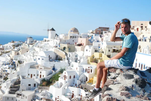 Santorini Greece, young men on vacation at the Island of Greece Santorini — Stock Photo, Image