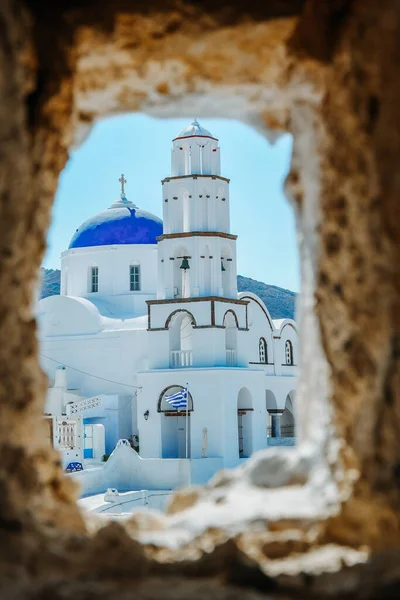 Santorini Oia Grecia Europa, puesta de sol en el pueblo blanco de Oia Santorini con antiguas iglesias griegas azules y blancas al atardecer — Foto de Stock