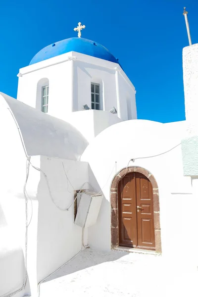 Santorini Oia Grecia Europa, puesta de sol en el pueblo blanco de Oia Santorini con antiguas iglesias griegas azules y blancas al atardecer — Foto de Stock