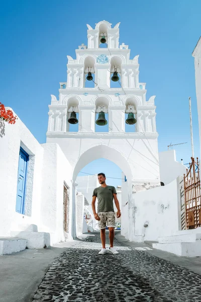 Santorini Griechenland, junge Männer im Urlaub auf der Insel Santorini — Stockfoto