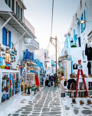 Küçük Venedik Mykonos caddelerinde beyazlatılmış binaları olan Mykonos Yunanistan Adası