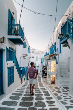 Küçük Venedik Mykonos caddelerinde beyazlatılmış binaları olan Mykonos Yunanistan Adası