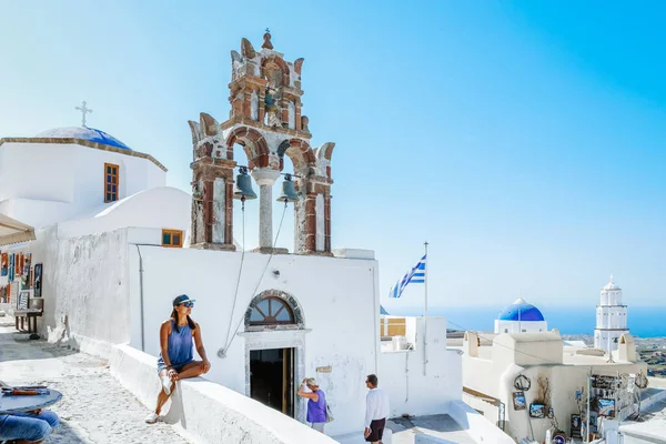 Santorini Oia Grecia Europa, puesta de sol en el pueblo blanco de Oia Santorini con antiguas iglesias griegas azules y blancas al atardecer — Foto de Stock