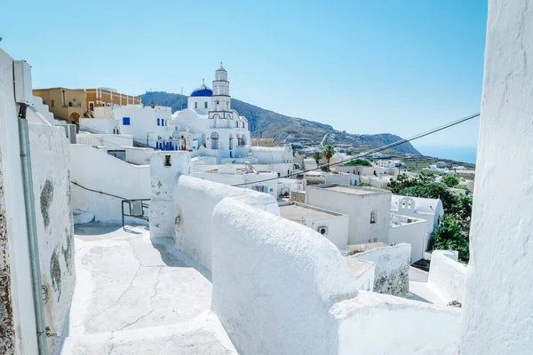 Santorini Oia Griechenland Europa, Sonnenuntergang im weißen Dorf Oia Santorini mit alten blau-weißen griechischen Kirchen in der Abenddämmerung — Stockfoto