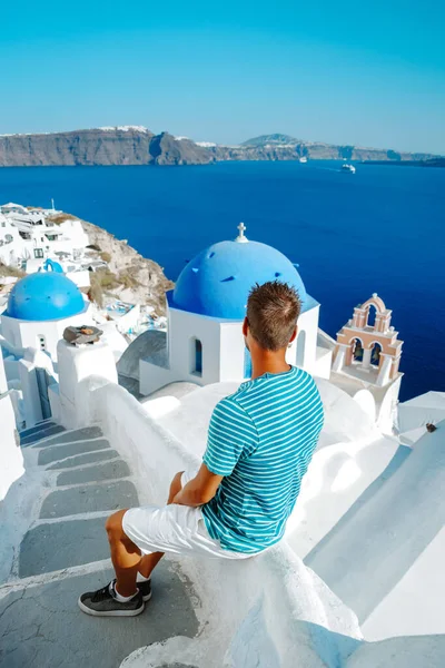 Santorini Griechenland, junge Männer im Urlaub auf der Insel Santorini — Stockfoto