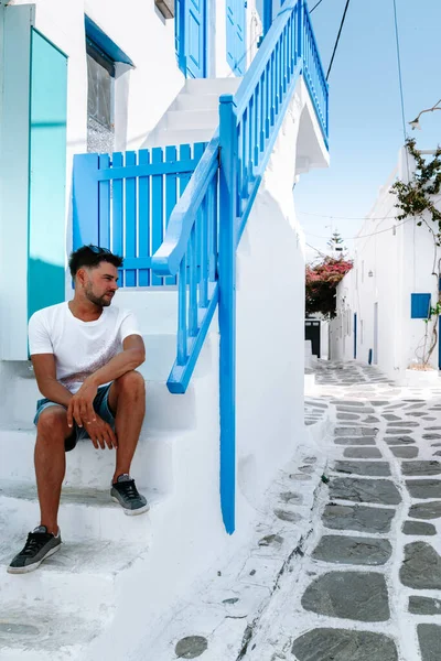 Giovane ragazzo in vacanza all'isola greca di Mykonos, uomini che si rilassano nel piccolo villaggio veneziano di Mykonos — Foto Stock