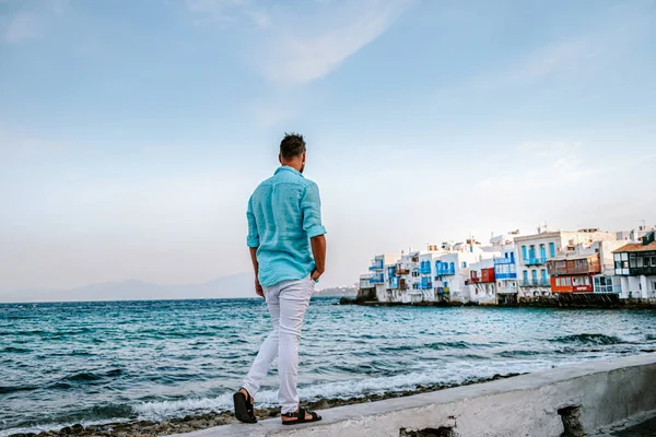 Yunan adası Mykonos 'ta tatilde olan genç adam, Mykonos Adası' ndaki küçük Venedik köyünde dinlenen adamlar. — Stok fotoğraf