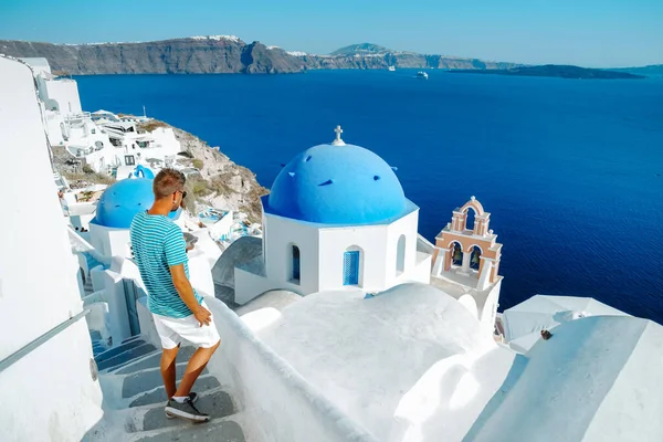 Santorini Griechenland, junge Männer im Urlaub auf der Insel Santorini — Stockfoto
