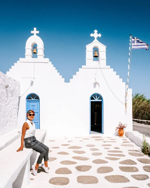 Mykonos Grecia, donna in vacanza all'isola greca Mykonos, ragazza vestita nelle strade bianche della piccola venezia Mykonos — Foto Stock