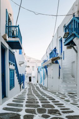 Küçük Venedik Mykonos caddelerinde beyazlatılmış binaları olan Mykonos Yunanistan Adası