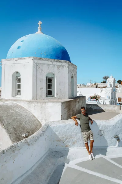 Santorini Griechenland, junge Männer im Urlaub auf der Insel Santorini — Stockfoto