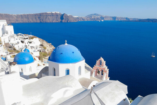 Санторини Оя Греция Европа, закат в белой деревне Оя Санторини со старыми сине-белыми греческими церквями в сумерках
