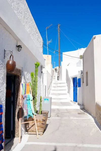 Santorini Oia Greece Europe, por do sol na vila branca de Oia Santorini com igrejas gregas azuis e brancas velhas no crepúsculo — Fotografia de Stock