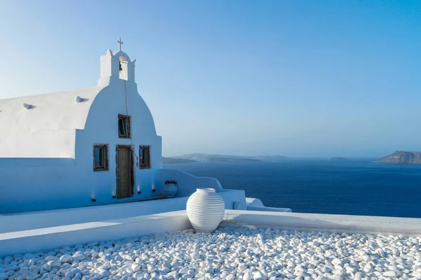 Santorini Oia Greece Europe, sunset at the white village of Oia Santorini with old blue and white Greek churches at dusk — Stock Photo, Image