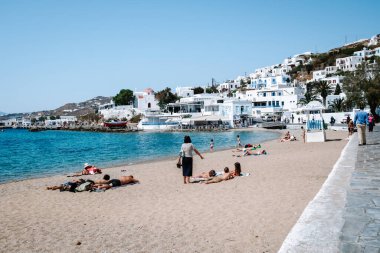 Küçük Venedik Mykonos caddelerinde beyazlatılmış binaları olan Mykonos Yunanistan Adası