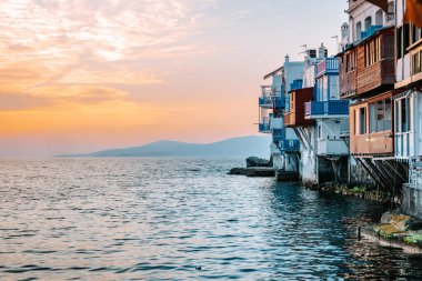 Küçük Venedik Mykonos caddelerinde beyazlatılmış binaları olan Mykonos Yunanistan Adası