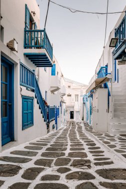 Santorini Oia Yunanistan Avrupa, beyaz köy Oia Santorini 'de gün batımında eski mavi ve beyaz Yunan kiliseleriyle alacakaranlıkta