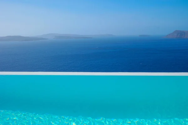 Infinity Pool Santorini Griechenland mit Blick auf die Caldera der griechischen Insel, Luxusurlaub, Schwimmbad — Stockfoto