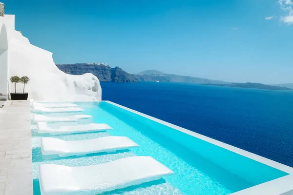 Piscina infinita Santorini Grecia con vistas a la caldera de la isla griega, vacaciones de lujo, piscina —  Fotos de Stock