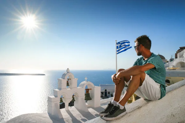 Santorini Griechenland, junge Männer im Urlaub auf der Insel Santorini — Stockfoto