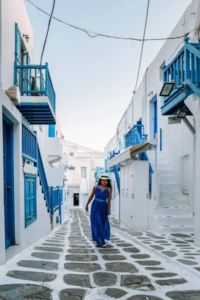 Mykonos Grecia, donna in vacanza all'isola greca Mykonos, ragazza vestita nelle strade bianche della piccola venezia Mykonos — Foto Stock