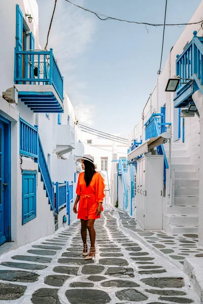 Mykonos Griechenland, Frau im Urlaub auf der griechischen Insel Mykonos, Mädchen im Kleid in den weißen Straßen des kleinen Venedigs Mykonos — Stockfoto