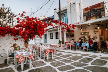 Küçük Venedik Mykonos caddelerinde beyazlatılmış binaları olan Mykonos Yunanistan Adası