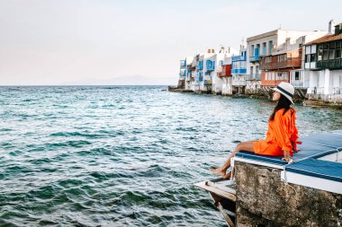 Mykonos Yunanistan, Yunan Adası Mykonos 'ta tatilde olan kadın, Küçük Venedik Mykonos' un beyaz sokaklarında giyinmiş kız.