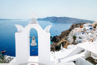 Santorini Oia Yunanistan Avrupa, beyaz köy Oia Santorini 'de gün batımında eski mavi ve beyaz Yunan kiliseleriyle alacakaranlıkta