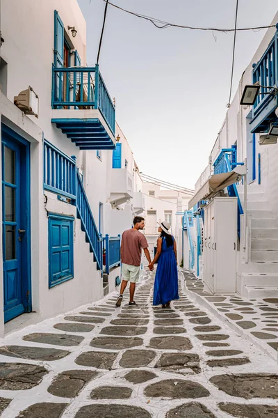 Μύκονος Ελλάδα, ζευγάρι άνδρας και γυναίκα σε διακοπές στο Ελληνικό Νησί Μύκονος, κορίτσι με φόρεμα στα λευκά δρομάκια της μικρής Βενετίας Μύκονος — Φωτογραφία Αρχείου