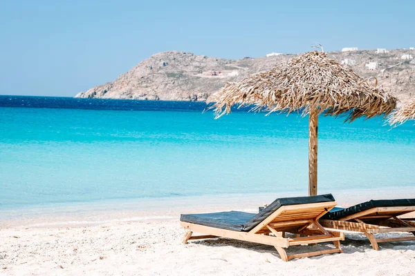 Tropische strandstoelen met parasol aan het strand van Mykonos Griekenland — Stockfoto