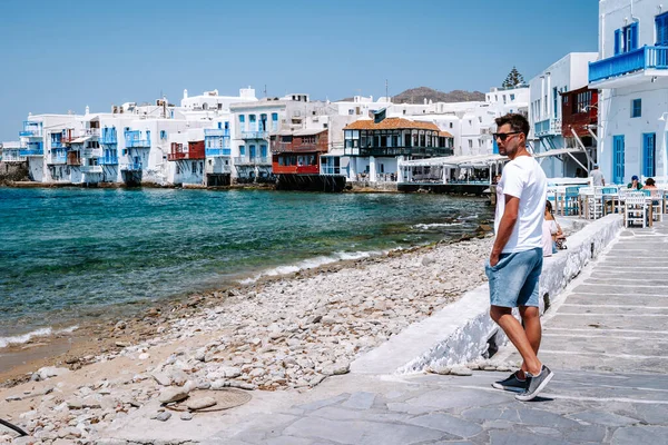 Junger Kerl im Urlaub auf der griechischen Insel Mykonos, Männer beim Entspannen im kleinen venezianischen Dorf Mykonos — Stockfoto