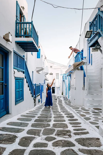 Mykonos Grecia, coppia uomo e donna in vacanza all'isola greca Mykonos, ragazza vestita nelle strade bianche della piccola venezia Mykonos — Foto Stock