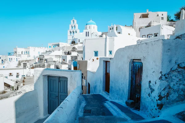 Santorini Oia Griechenland Europa, Sonnenuntergang im weißen Dorf Oia Santorini mit alten blau-weißen griechischen Kirchen in der Abenddämmerung — Stockfoto