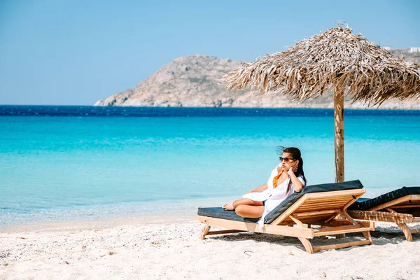 Junges Mädchen im Badeanzug am Strand von Mykonos Griechenland, Frau im Strandkorb am Strand von Mykonos Griechenland — Stockfoto