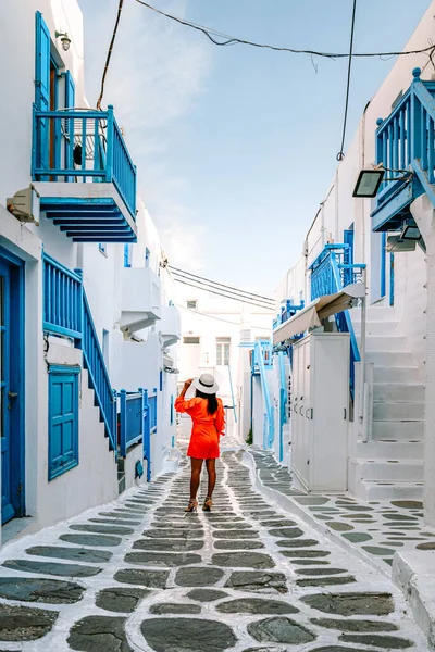 Mykonos Griechenland, Frau im Urlaub auf der griechischen Insel Mykonos, Mädchen im Kleid in den weißen Straßen des kleinen Venedigs Mykonos — Stockfoto