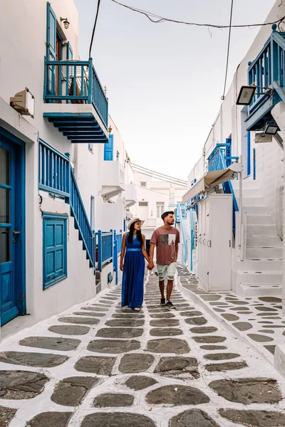 Mykonos Griechenland, Paar Mann und Frau im Urlaub auf der griechischen Insel Mykonos, Mädchen im Kleid in den weißen Straßen des kleinen Venedigs Mykonos — Stockfoto