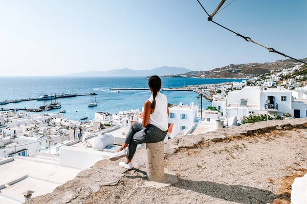 Mykonos Grécia, mulher de férias na ilha grega Mykonos, menina de vestido nas ruas brancas da pequena Veneza Mykonos — Fotografia de Stock