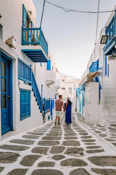 Mykonos Grecia, coppia uomo e donna in vacanza all'isola greca Mykonos, ragazza vestita nelle strade bianche della piccola venezia Mykonos — Foto Stock
