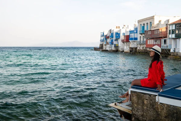 Mykonos Греция, женщина в отпуске на греческом острове Миконос, девушка в платье на белых улицах маленькой Venice Mykonos — стоковое фото