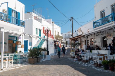 Küçük Venedik Mykonos caddelerinde beyazlatılmış binaları olan Mykonos Yunanistan Adası