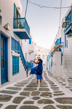 Mykonos Yunanistan, Yunan Adası Mykonos 'ta tatilde olan kadın, Küçük Venedik Mykonos' un beyaz sokaklarında giyinmiş kız.